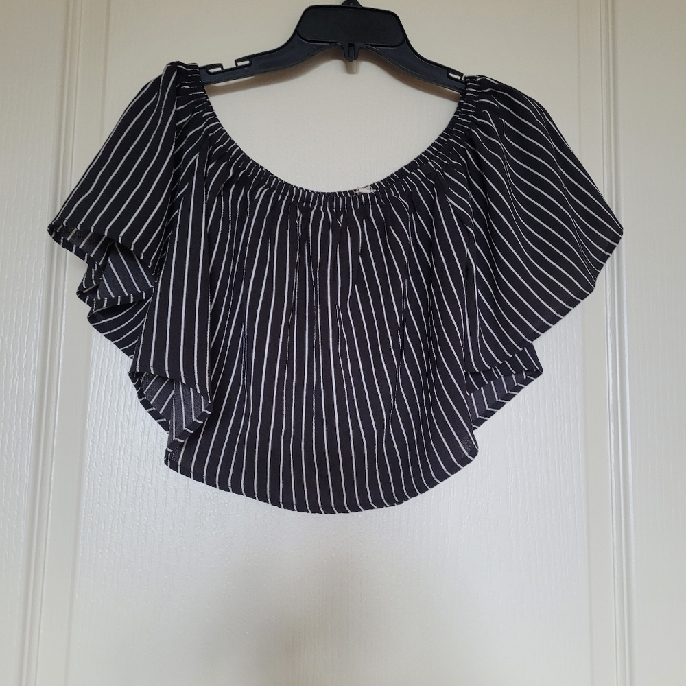 46. A.PEACH Black and White Off The Shoulder Striped Crop Top Size L